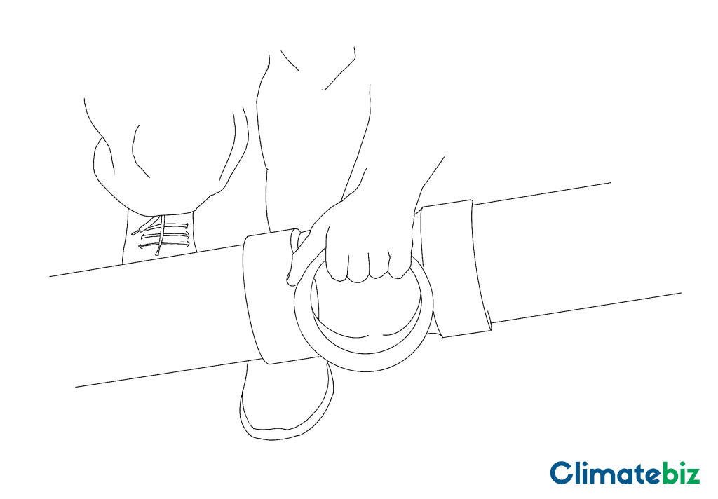 How the pipes should be connected in a DIY solar shower - a how-to guide.