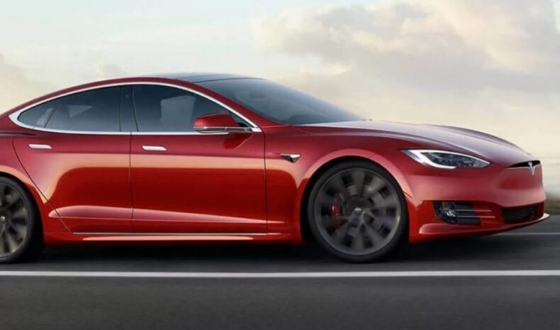 Tesla Model S Plaid (side)