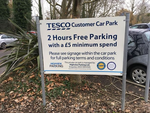 Reglas de estacionamiento para clientes de Tesco: recargue el automóvil en Tesco.