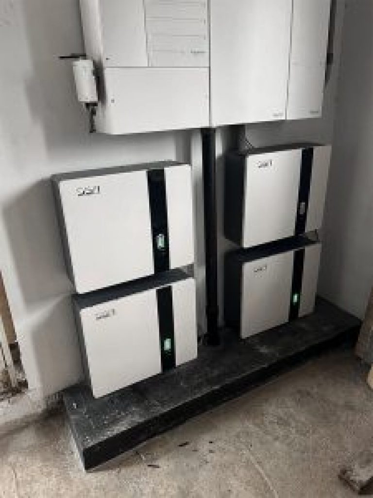 Four OSM 5kWh batteries connected in parallel to form a 20kWh batteyr system