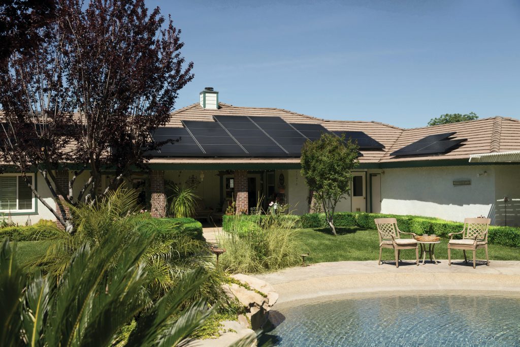 Paneles solares en una casa de 2500 pies cuadrados