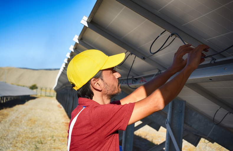 How To Become A Solar Panel Engineer (Complete Guide)