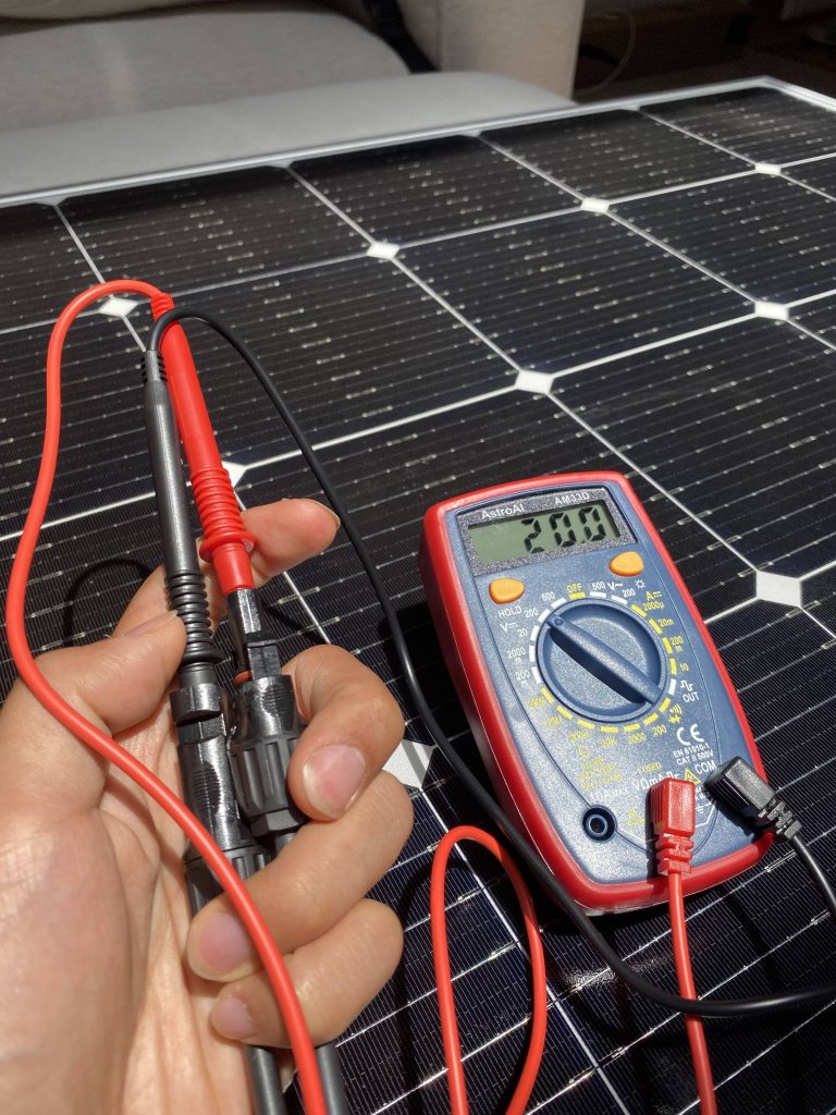 Connecting the positive and negative terminals and measuring the DC Voltage (20V) — BougeRV 200W 9BB