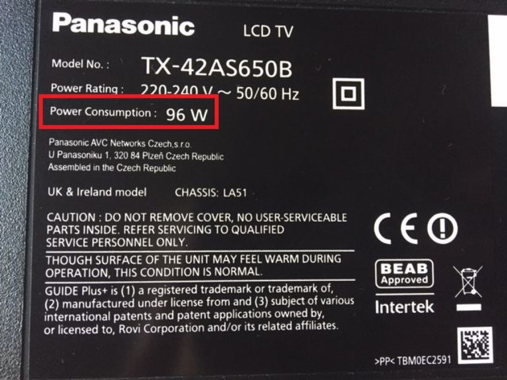 Una foto di un'etichetta del prodotto contenente il consumo energetico di un televisore LCD.  Un pannello solare da 300 W può far funzionare una TV 
