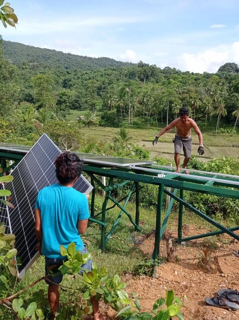 Placing solar panels on ground-mounted structure. Managed by Romain Metaye, author at Climatebiz.