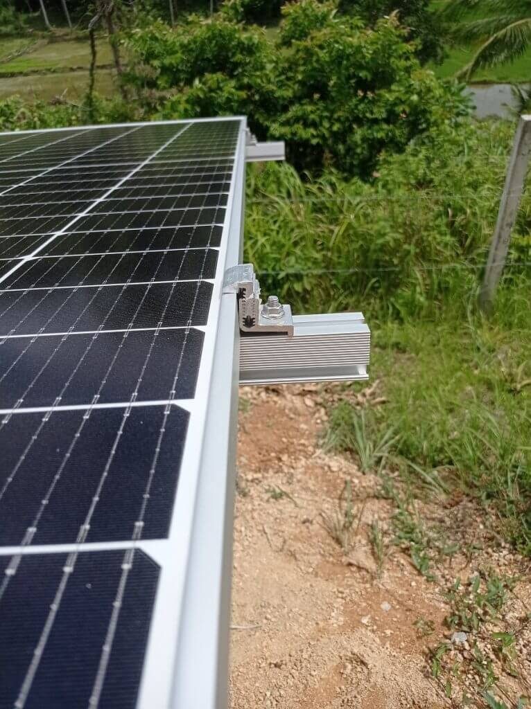 Placing solar panels on ground-mounted structure. Managed by Romain Metaye, author at Climatebiz.